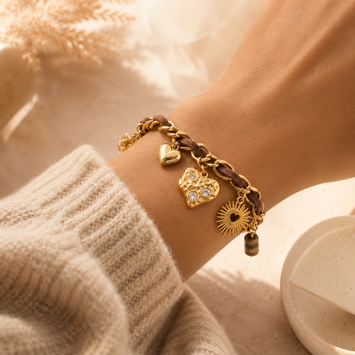 Bracelet femme acier inoxydable doré porté au poignet – NNO Bijoux