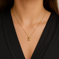 Collier Essence porté autour du cou